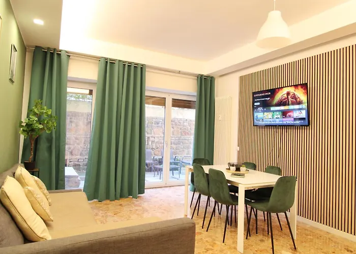 Delicious 2 Bed Room Apartment And Garden By Yh